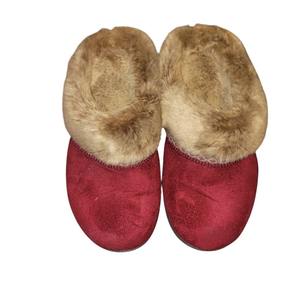 Isotoner women's slippers size 6.5 - 7.   ^